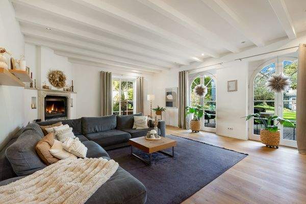 Wohnzimmer mit Kamin