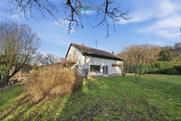 Immobilie von außen mit großem Garten (Ansicht 2)