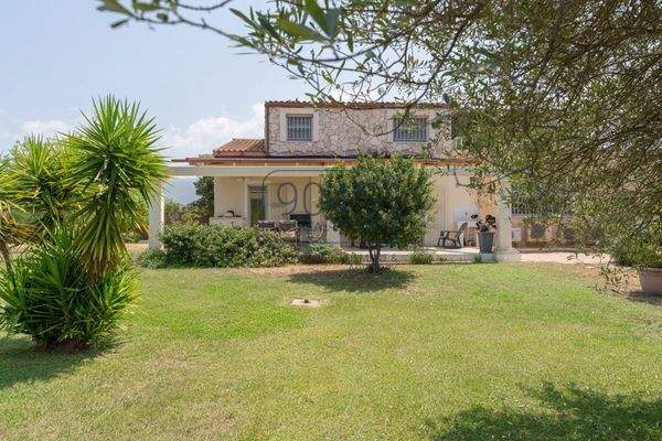 Prestige-Immobilie mit Gästehaus und weitläufigem Grundstück im Süden Sardiniens