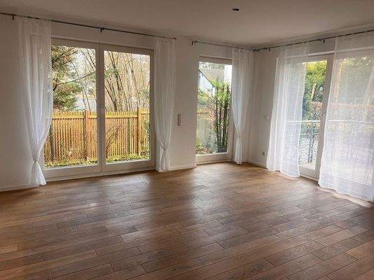 Wohnzimmer mit Blick ins Grüne