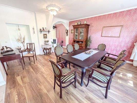 Edle Tapete und klassisches Mobiliar im Esszimmer im EG