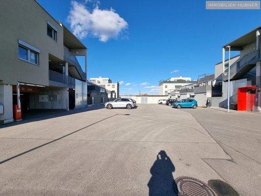 Parkplatz und Garage
