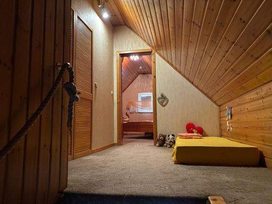 Weg zum Schlafzimmer mit begehbarem Kleiderschrank