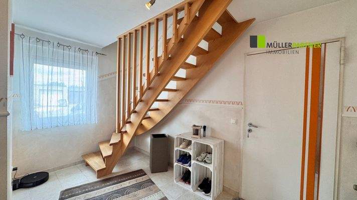 Treppenaufgang zum hinteren OG & Durchgang zur Doppelgarage