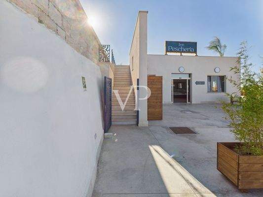 scala per accesso al bar fronte strada