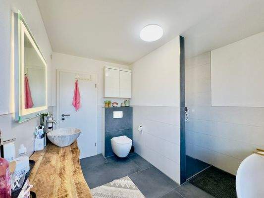 Modernes Tageslichtbad 