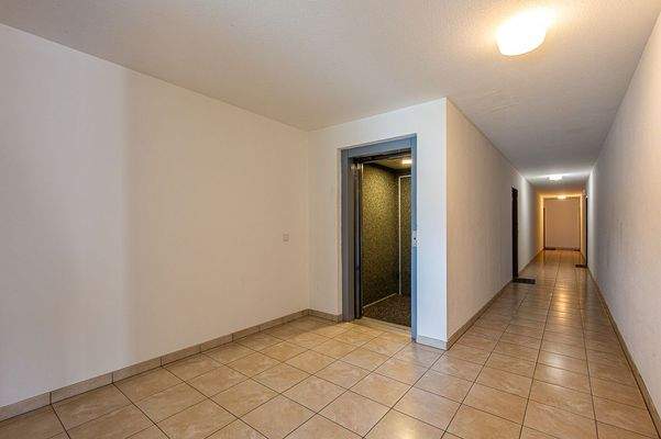 Gemeinschaftsflur  und Aufzug