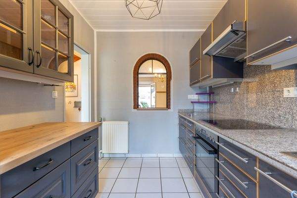 Küche mit Einbauküche