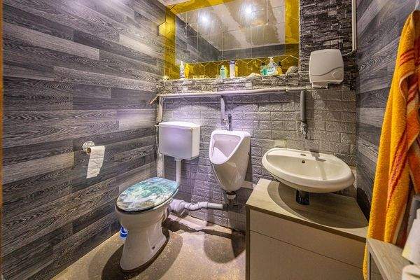 Gewerbe, EG, links: WC Herren