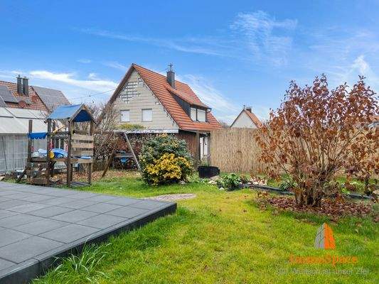 Blick von der Terrasse in den Garten