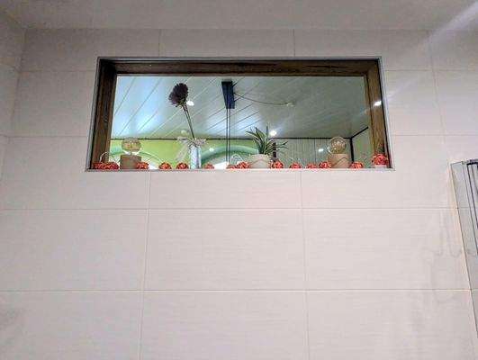 Lichtband im innenliegenden Badezimmer