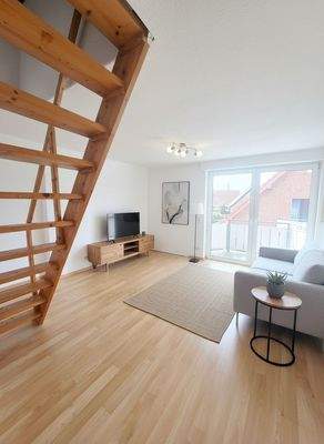 wohnzimmer-wohnzimmer-holztreppe-modern-holzboden KI
