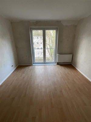 Zimmer mit Laminatboden und Bodentiefen Fenstern (französischer Balkon)