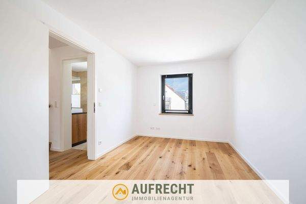 geräumiger Home-Office-Bereich