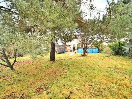 ... und viel Platz für einen Pool, spielende Kinder und Gärtnerfreuden