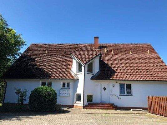 Außenansicht inkl. PKW-Parkplatz