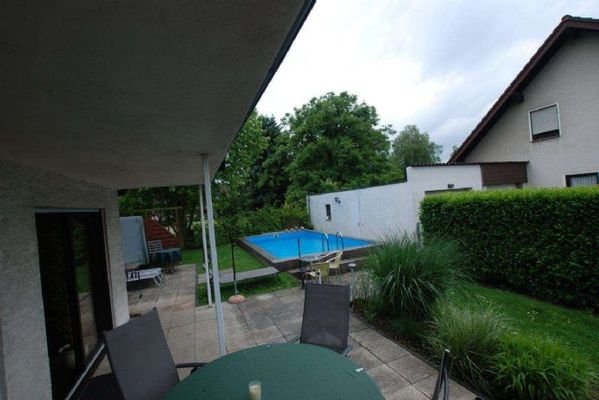 Terrasse mit Blick auf Pool