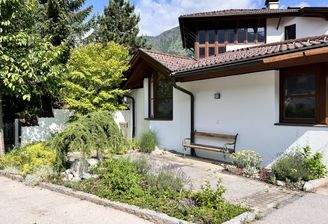 Außenaufnahme mit Terrasse