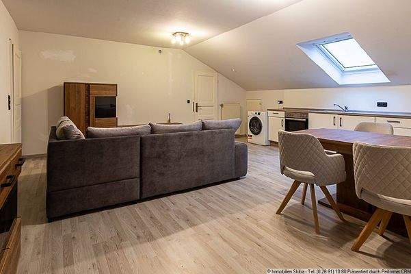 Wohn- und Esszimmer mit Küchenzeile