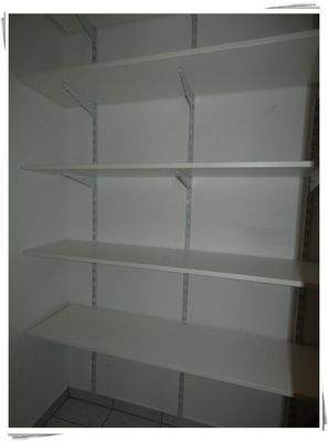 Regale im Abstellraum