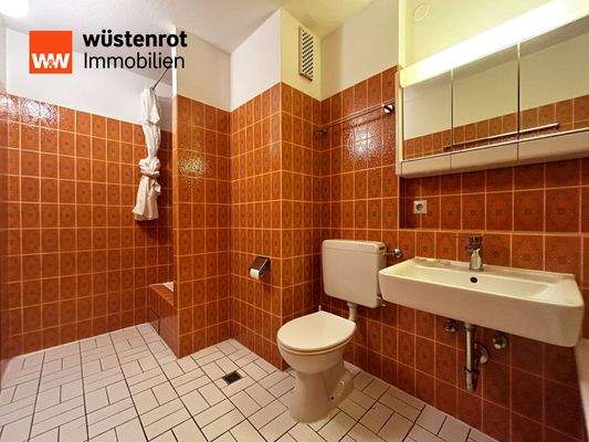 OG Badezimmer 1: Mit separater Badewanne und Duschkabine - großzügig angelegt