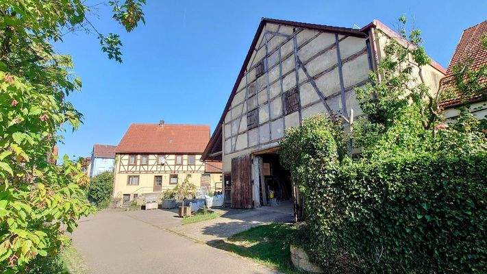 Scheune mit Haus im Hintergrund