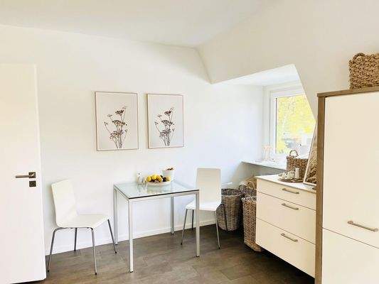 Küche - Tisch und 2. Fenster