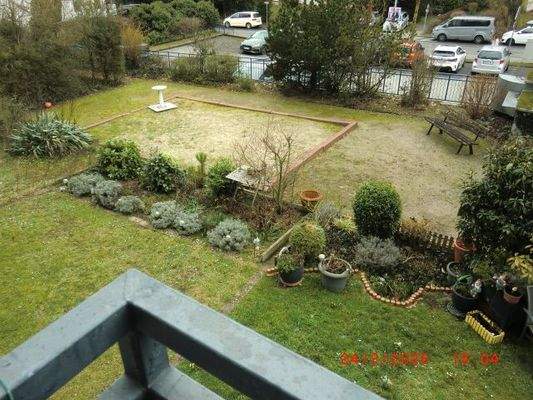 Unten gibt es einen Kinderspielplatz.