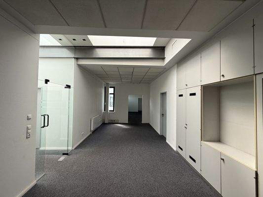 Großzügiger Bürotrakt