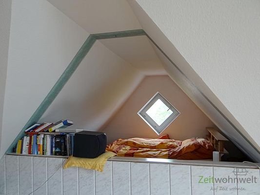 selbstgebaute Schlafecke am Wohnzimmer