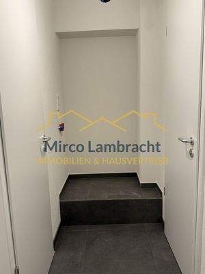 Lager mit Waschmaschinenanschluss