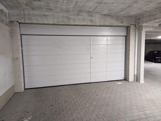 Tiefgaragenstellplatz mit Rolltor
