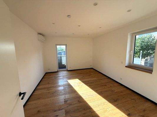 OG: Zimmer 2 mit Balkonzugang