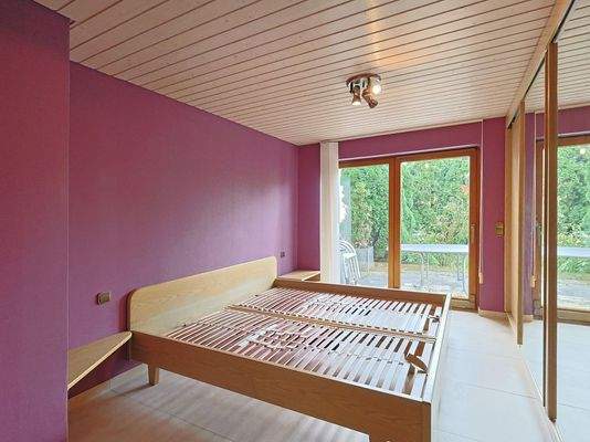 Geräumiges Schlafzimmer mit Zugang zur Terrasse