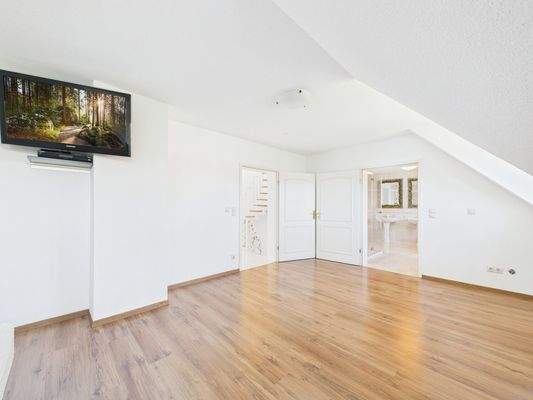 Schlafzimmer mit Blick ins Masterbad