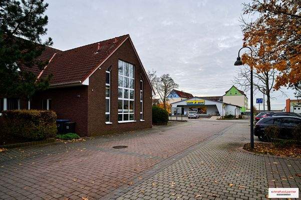 Ärztehaus mit Supermarkt am Baufeld