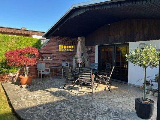 Gartenhaus mit Terrasse.jpg