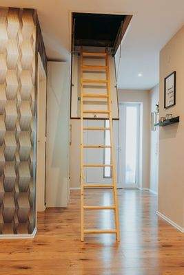 Diele mit Bodeneinschubtreppe / Lagerfläche im Dachboden