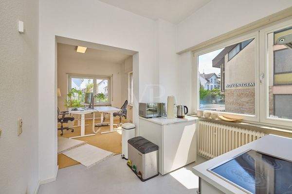 Küche mit Zugang zum Zimmer 1 Geschäftsräume