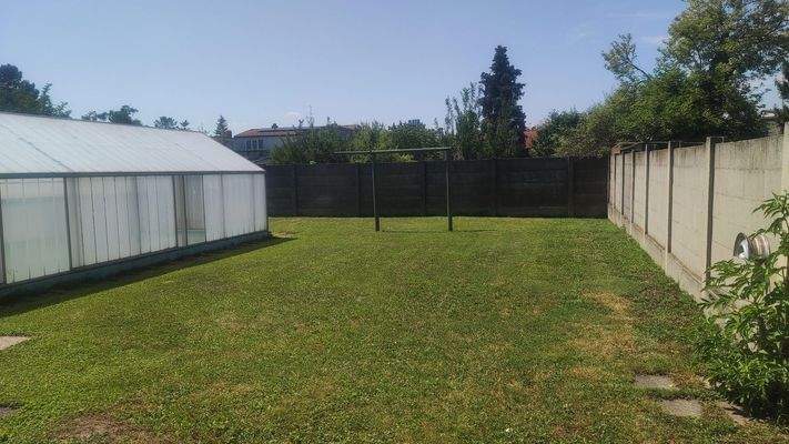 Gartenansicht mit Poolhalle