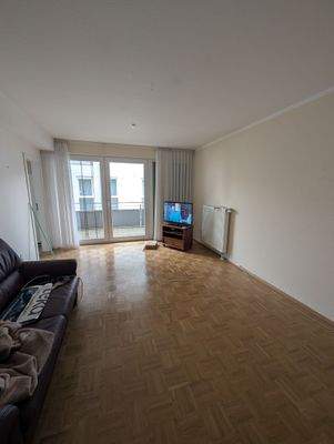 Wohnzimmer mit Zugang zum Balkon