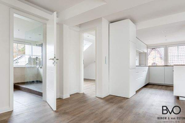 Offener Blick in Bad, Küche und Homeoffice