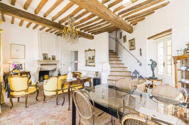 Salon mit Kamin und Treppe ins OG