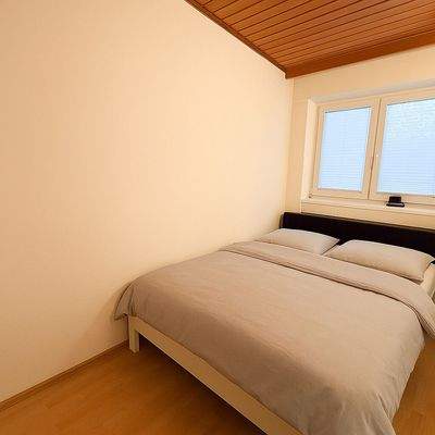 Schlafzimmer Einrichtungsbeispiel KI