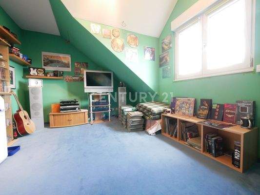 Eins von zwei Zimmern im Dachgeschoss