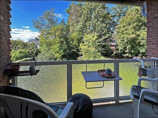 Herrlicher Blick vom Balkon in den Garten