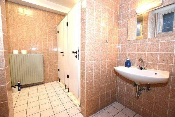 2 Herren-WCs plus Urinal.JPG