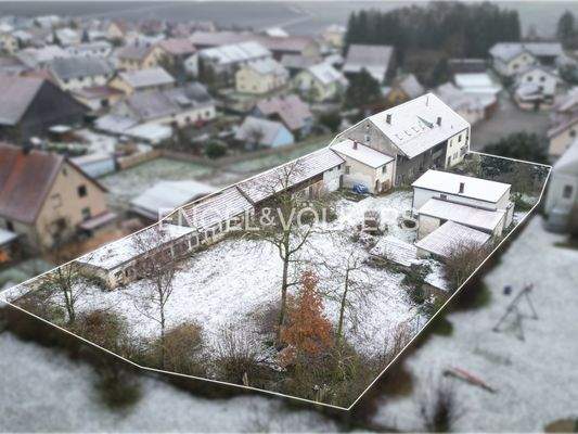 Drohnenansicht - Anwesen mit Grundstück