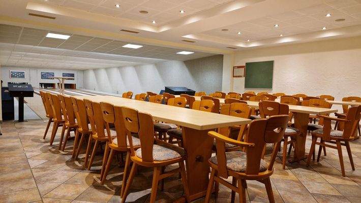 Der Sitzbereich in der Kegelbahn