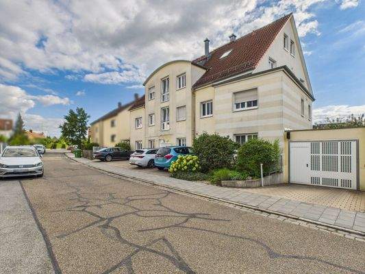 Außenansicht mit Tiefgaragenzufahrt